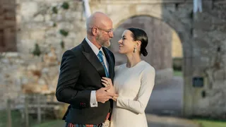 俳優グラハム・マクタビッシュ、花嫁ギャランス・ドーのためにスコットランドの城での結婚式を計画